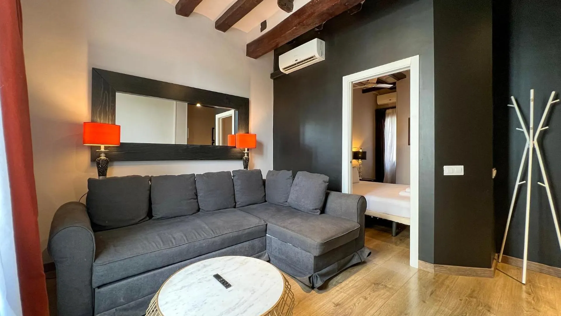 Stay U-Nique Apartments Est Barcelona